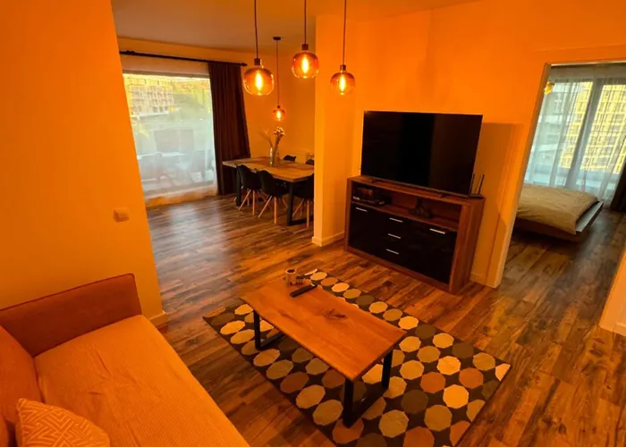 Cozy Two Bedroom דירה