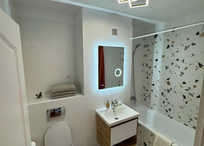 Cozy Two Bedroom Apartment *